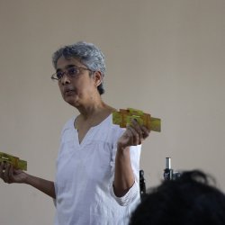 Resource person Jayshree from TIFR, Hyderabad explaining what is Foldscope and how we can use it.